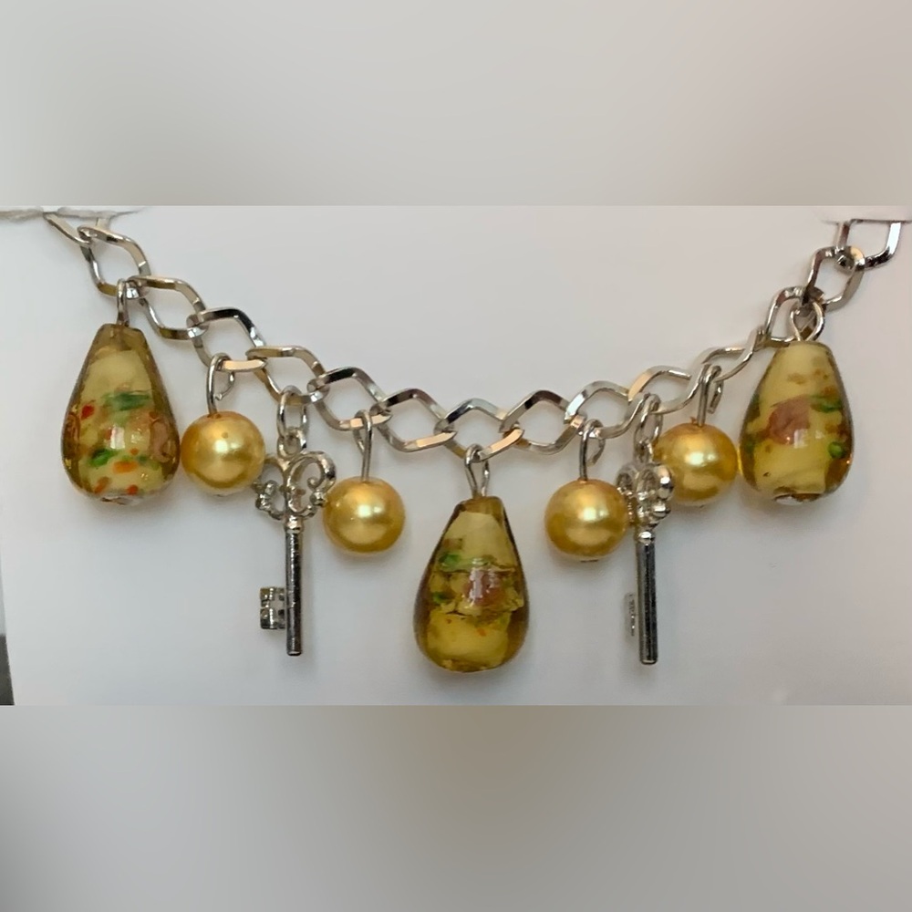 NWOT, Charm Bracelet, Unknown Artist, Glass Floral Beads w/ Keys and Faux Pearl - Picture 2 of 9